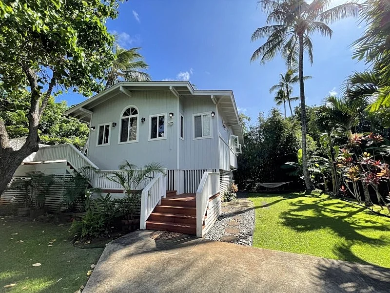 Amazing Location & Beach. 200 plus 5-Star Reviews! Hot Tub, AC, 4 Bikes & More!
