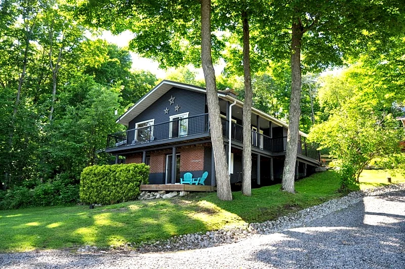 The Salmon Cottage #204, 5-BR, 2-BA on Healey Lake