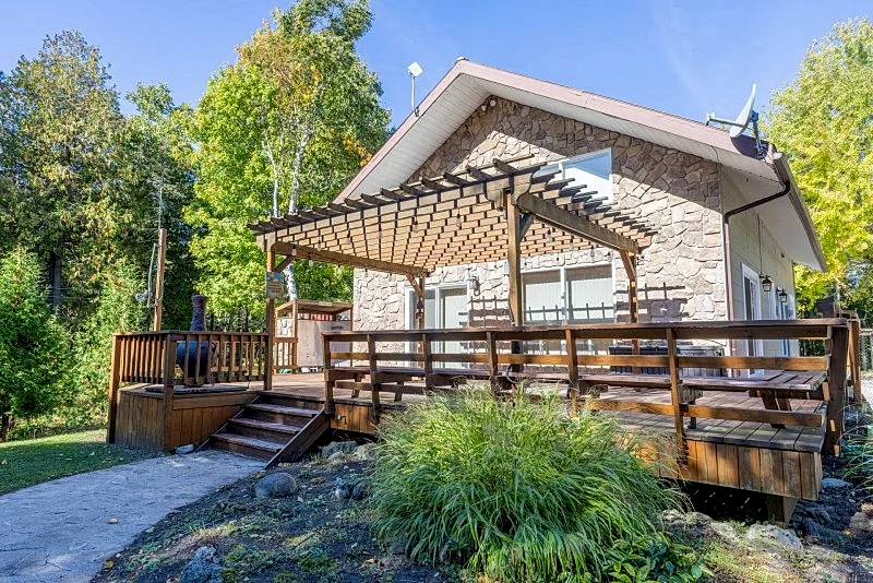 The Eagles Nest Waterfront Cottage #1336 on Lake Huron
