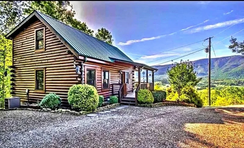 Gorgeous View Smoky Mountain Log Cabin WiFi, Hot Tub, Fireplace, Pool & Fishing