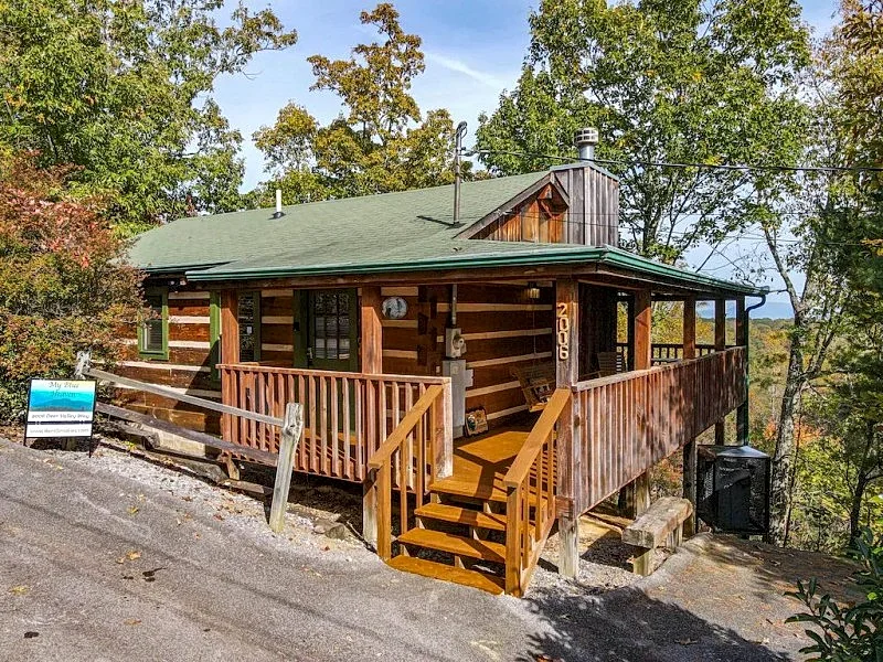Cozy, Private, Fireplace, Hot Tub, Log Cabin with View, close to National Park