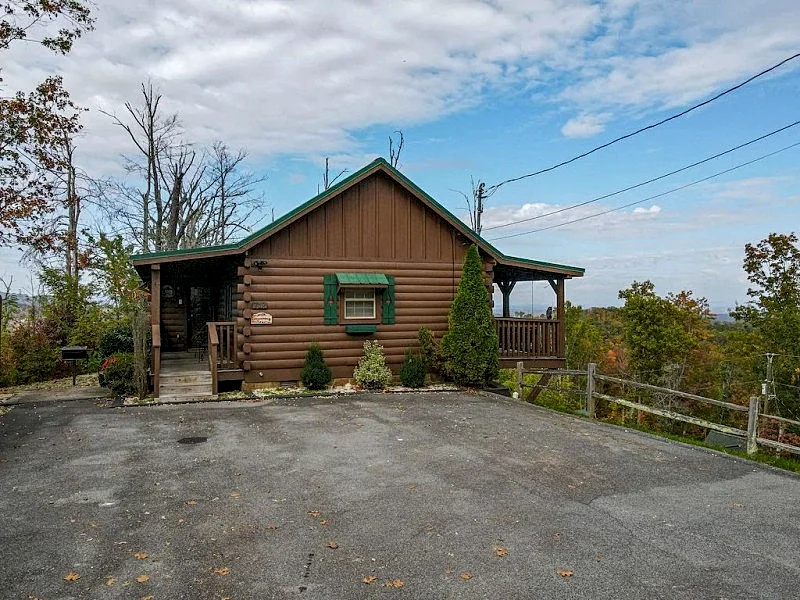 Gatlinburg Cabin with Views, Hot Tub, Pool Table, Smoky Mountains, 1 bed/1 bath