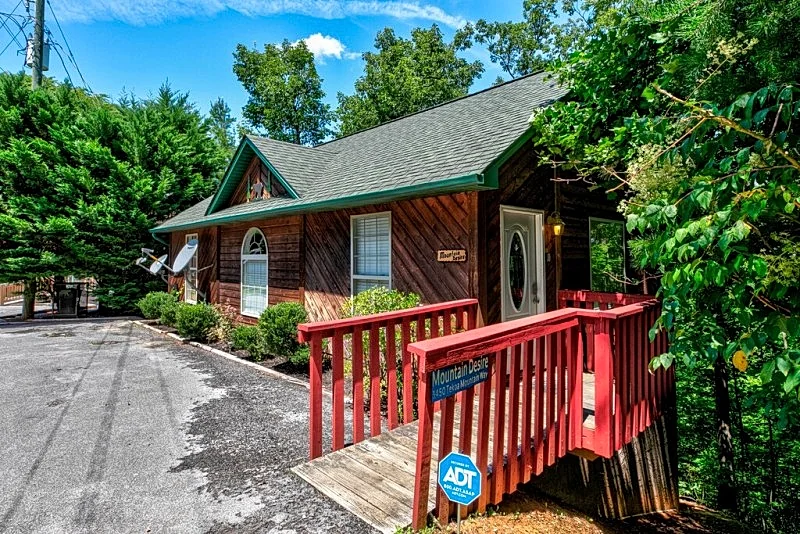Great View! Pool Table, Hot Tub, Privacy, Fireplace, Honeymoon, Hiking, Relax!