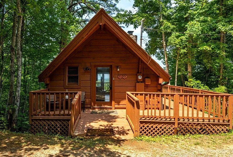 Great View! Cute, Private, Smoky Mountain Honeymoon cabin. Hot Tub! Honeymoon
