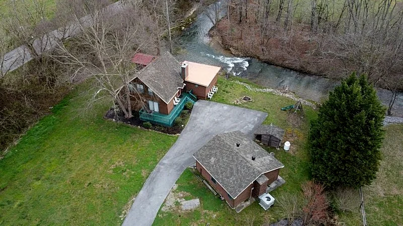 Creekfront property with close-in locations and privacy - Sevierville