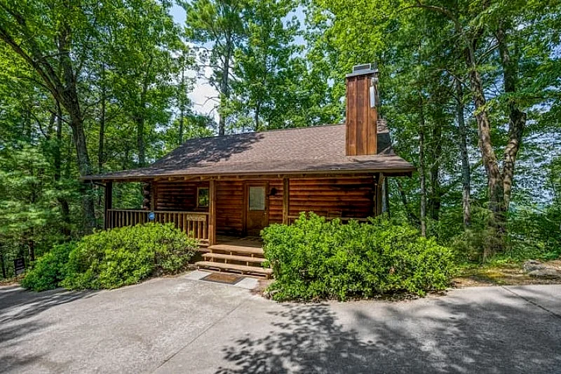 ALMOST PARADISE 1 Bedroom, 1 Bathroom Cozy Log Cabin in Great Location. Hot Tub, Fireplace, Pool & Fishing. Honeymoon! Sleeps 4