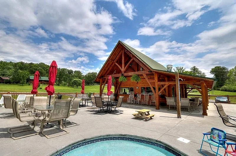Beautiful Mountain View! Log cabin,Fireplace,Hot Tub,Arcade,Pool,Fishing,Hiking