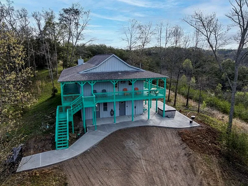 Gorgeous View, Private 5 Acres, Hot Tub, Family Retreat