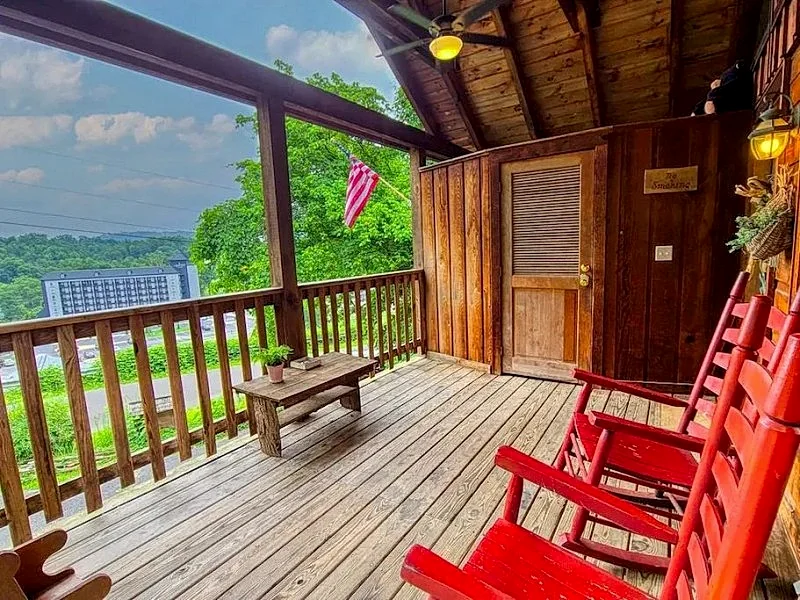 DO NOT DISTURB Cozy Studio Log Cabin in the heart of Pigeon Forge. Hot Tub & Fireplace. Honeymoon! Sleeps 2