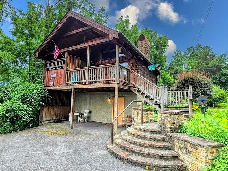 KNOTTY KNOTTY Cozy Studio Log Cabin in the heart of Pigeon Forge. Hot Tub. Honeymoon! Sleeps 2