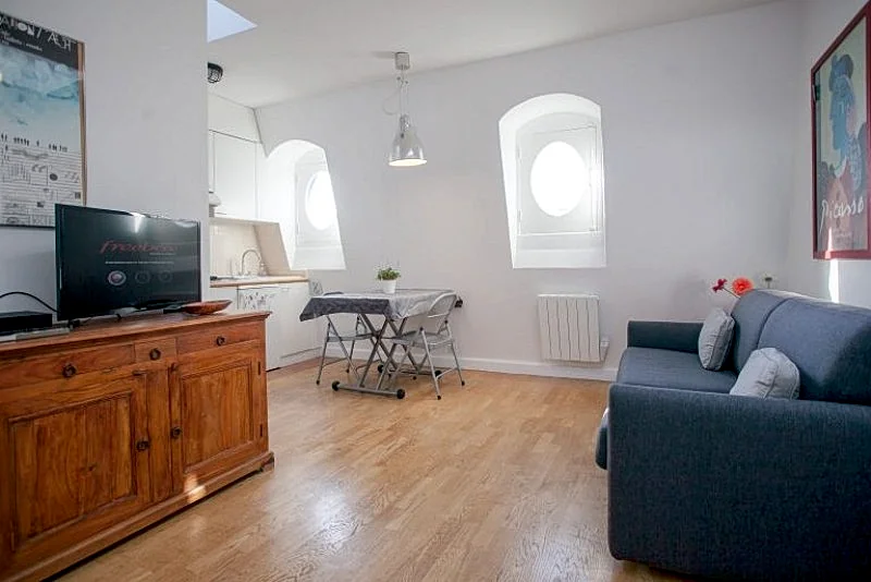 TURBIGO lovely 1 bedroom under the roofs steps from Beaubourg