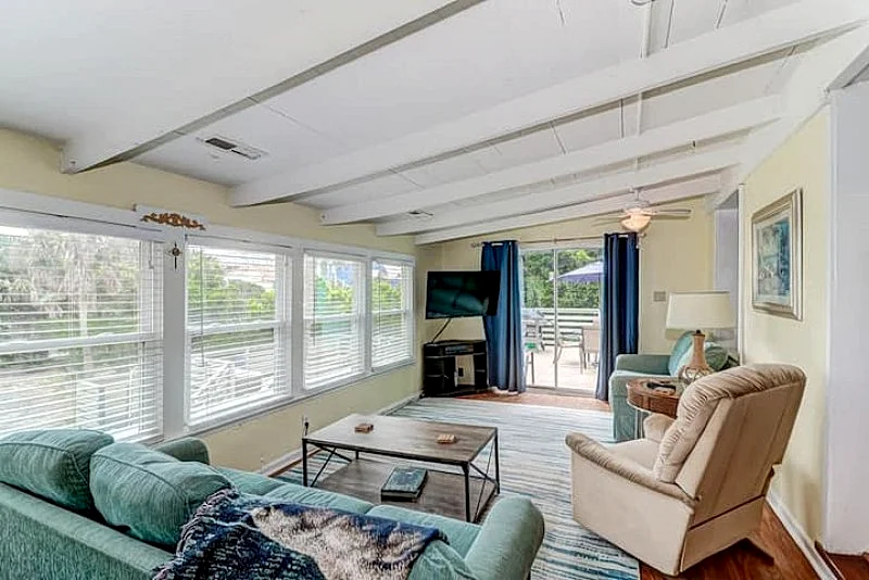 Steps from the beach, Charming historic cottage!