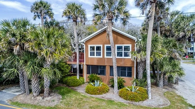 The Tree House- Ocean Views, Pet-Friendly with Fenced In Yard