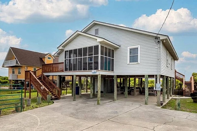 Mermaid Haven- Oceanfront, 2 Screen Porches, 2 Decks, Classic Folly Beach