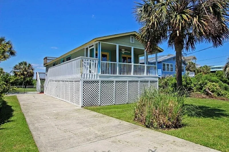 The Perfect Beach Cottage- Pet Friendly, Dock, & Rooftop deck - Repeat Guest Favorite!