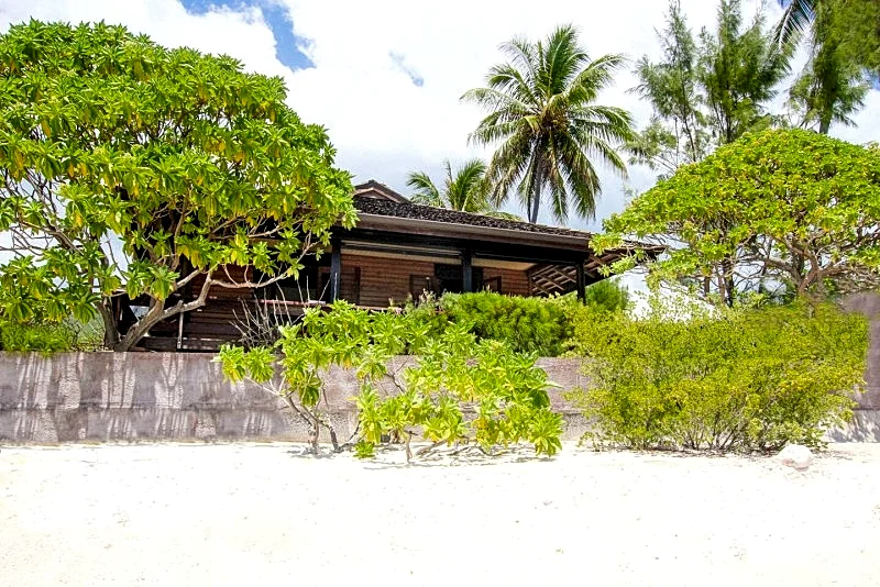 Incredible 2 Bedroom Bungalow near Temae Beach Vacation Home