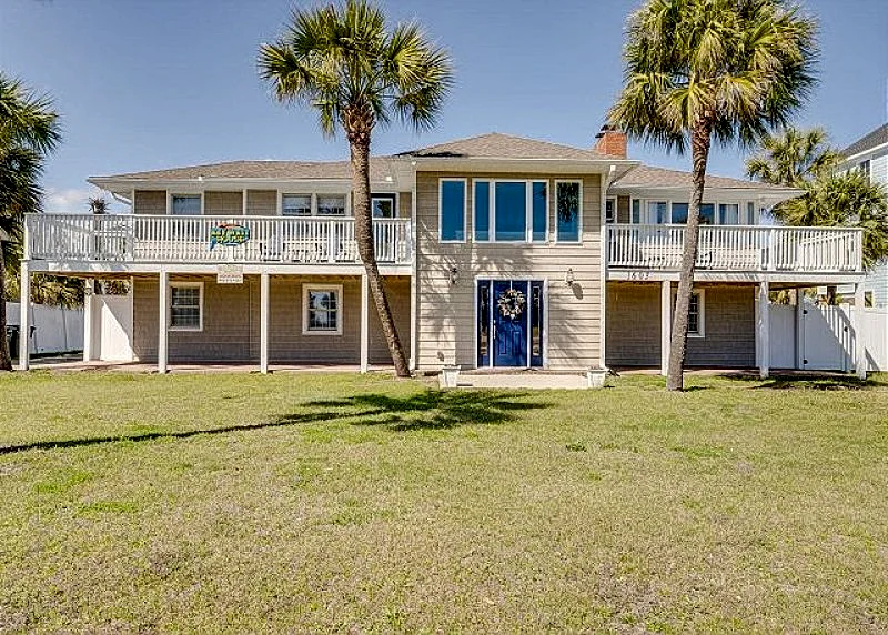 New Renovations!! Beach House with pool & hot tub + FREE DAILY ACTIVITIES!!!