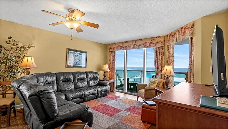 Luxury condo, across the street from the beach + FREE DAILY ACTIVITIES!