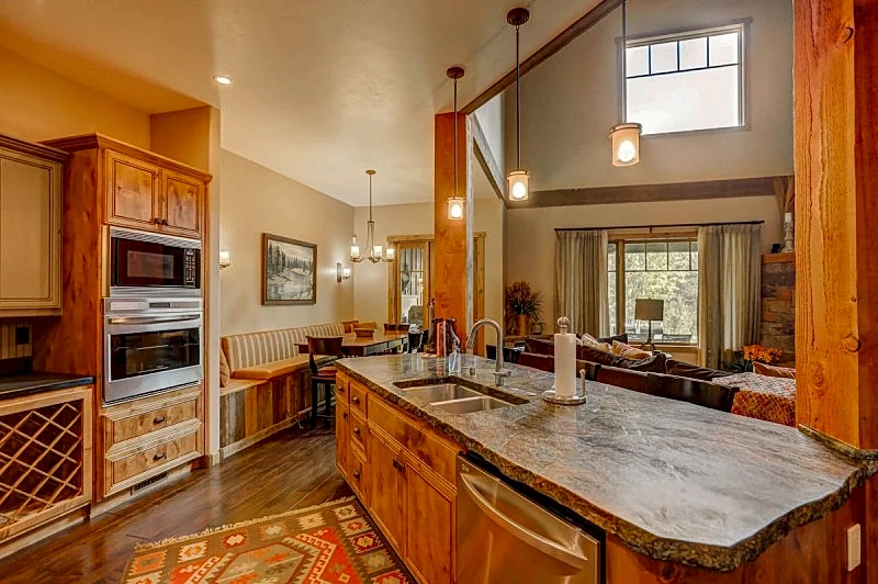 Red Tail on the River - Private Hot Tub - River - Clubhouse w/gym, seasonal pool, sauna - Luxury