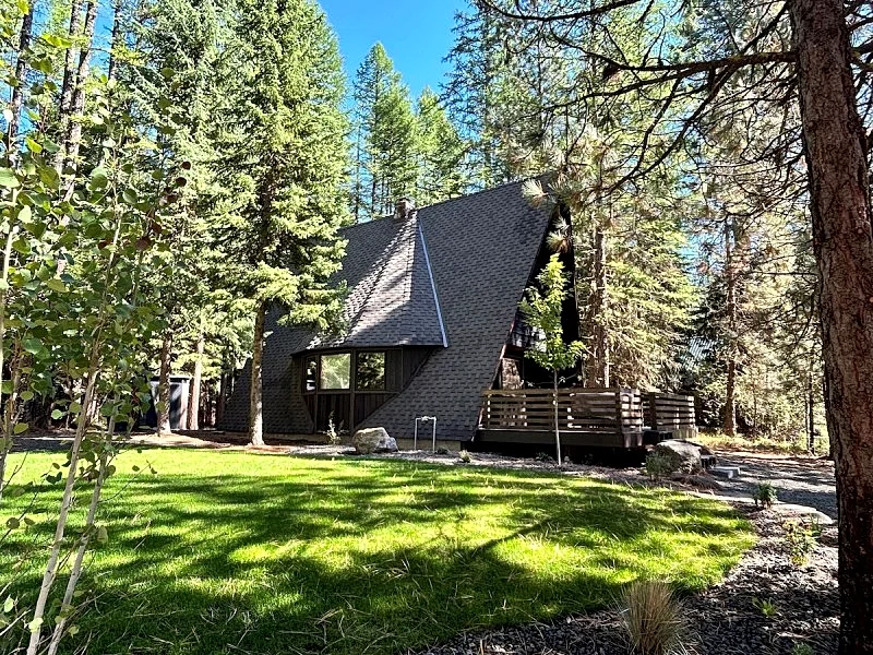 New! River Cabin A-Frame-Remodeled A-Frame on the river, walk to town, lake & dining