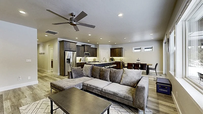 New! Mountain Getaway - AC - Garage - Single level - Near park, lake, and marina