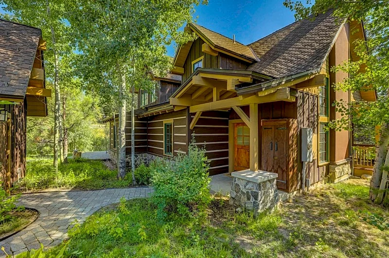 Tamarack Ski Resort Townhome - Elegant couple's retreat - Path to chairlift - Golf