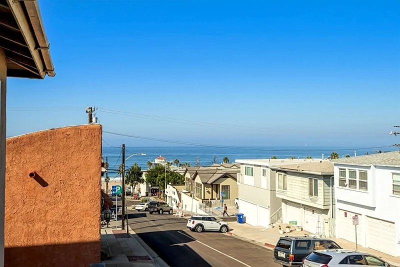Live the Good Life by the Beach, Stylish 2-Bed Home in Downtown Manhattan Beach