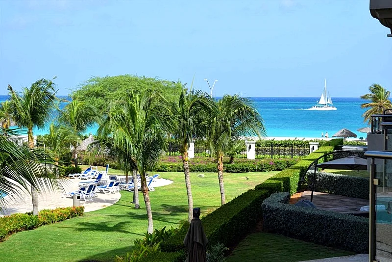 BEACHFRONT- EAGLE BEACH - OCEANIA RESORT - Divine Leisure 2BR condo - BC255