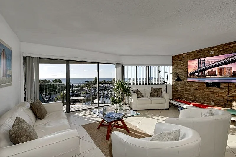 Beautiful condo with amazing views!