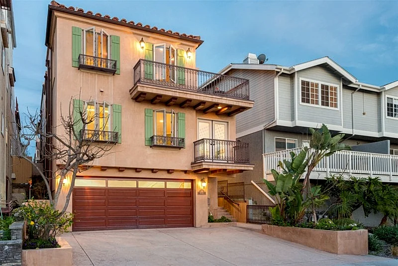 Hermosa Beach Living Elevated: Spacious Townhome with Rooftop Ocean Views
