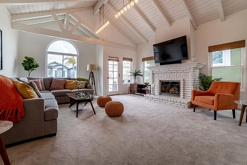 Modern 3-Bedroom Coastal Getaway with Outdoor Dining in Prime Redondo Beach Location