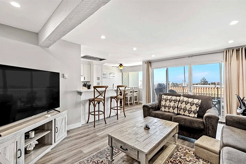 Ocean View 2BR/2BA Ocean View Condo in Prime Hermosa Beach Location