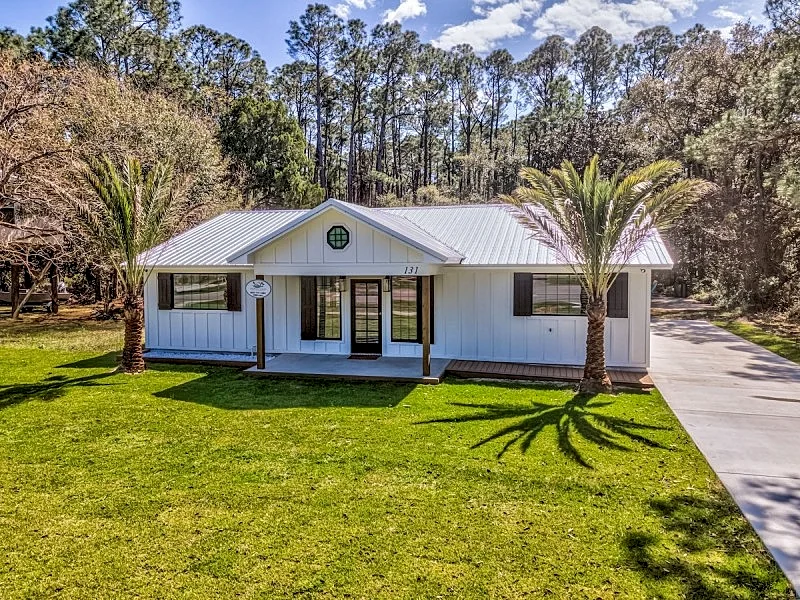 Modern Ground-Level Vacation Home, Centrally Located on Dauphin Island - Las Bri