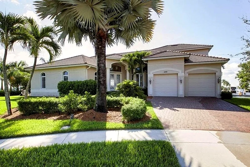 5/4.5 Beautiful home with views of the Marco River