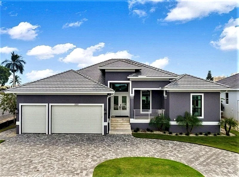 Live in Luxury; Walk to the beach, shops and more