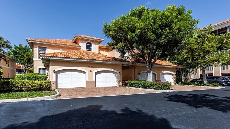 Lovely 3 BR inland condo close to Shops of Marco