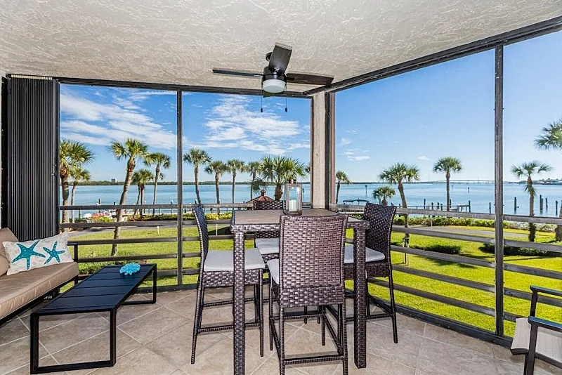 2/2 Condo views of the beautiful Marco River