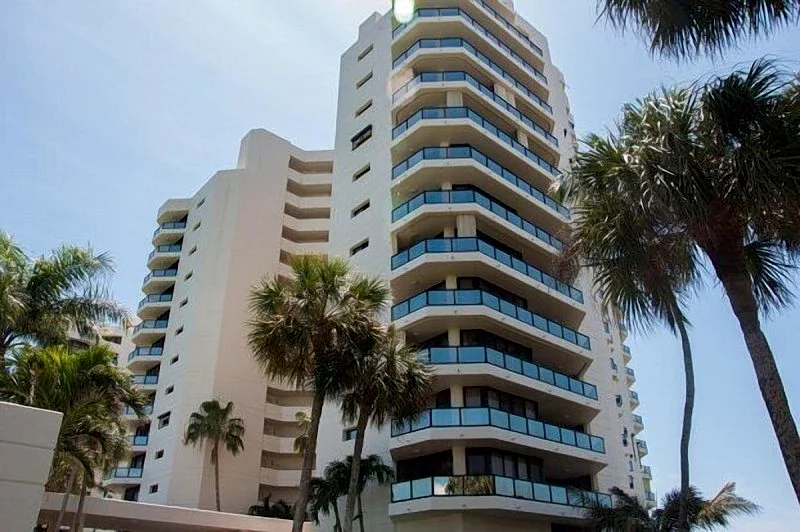 2/2 10th floor unit overlooking Crescent Beach