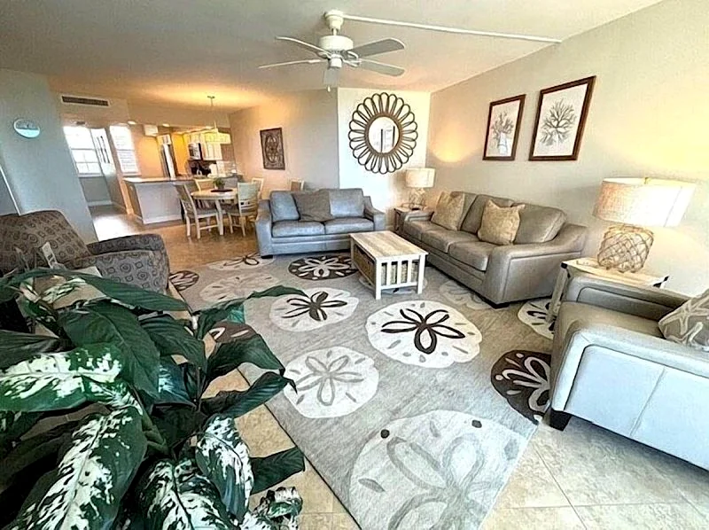Beautifully updated 2/2 condo with Gulf views