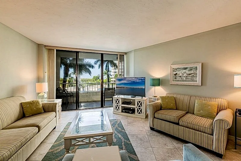 Lovely 2 bedroom 2 bath condo on the second floor