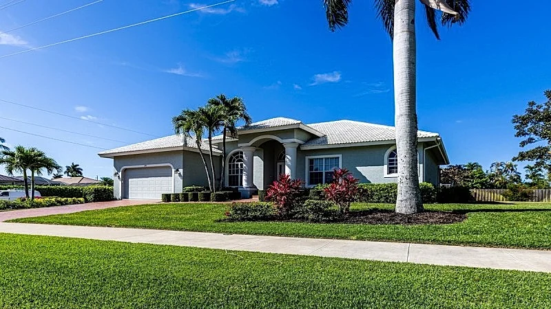 Luxury 4BR, 2BA home w/ private pool & Spa. Great location to Tigertail Bch...