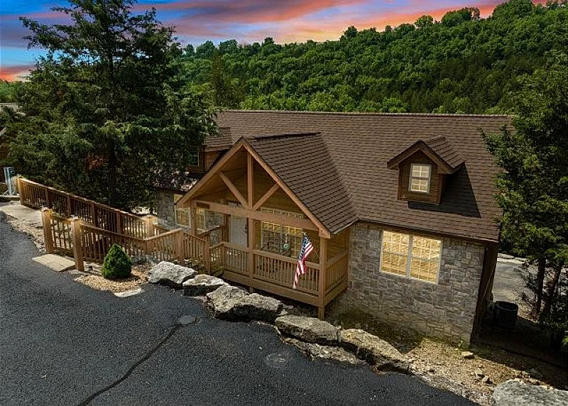 Stunning 2 bed, 2 bath lodge located at Stonebridge Resort! Close to Branson!