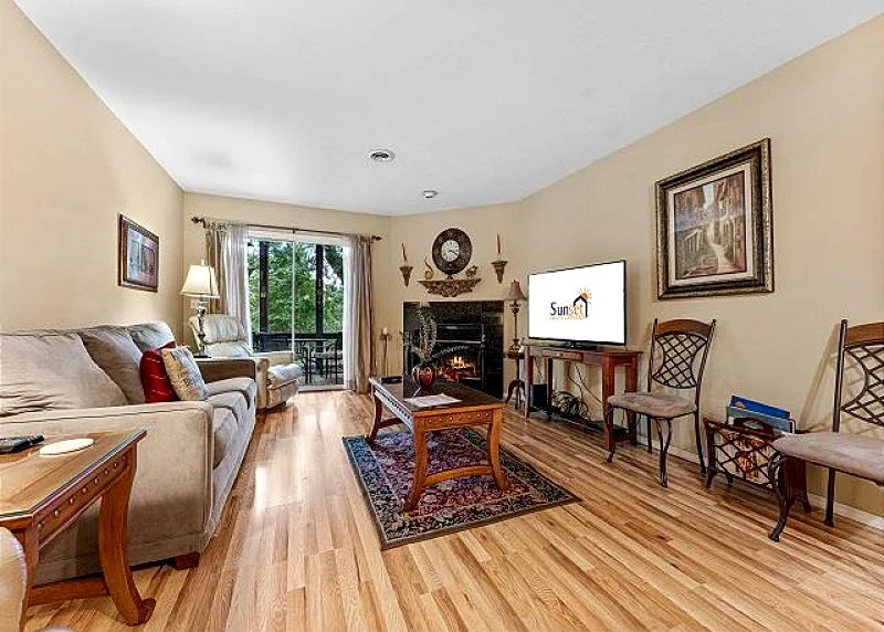 Enjoy the Indoors and Outdoors in this Adorable Condo! This Oasis Allows Pets