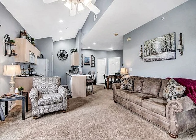 Preferable Location Near Downtown Branson! Tons of Amenities! Come Hideaway!