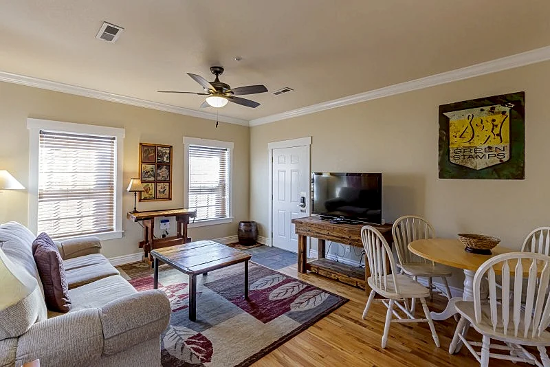 1-Br Luxury King Suite, Overlooking the Twelfth Hole