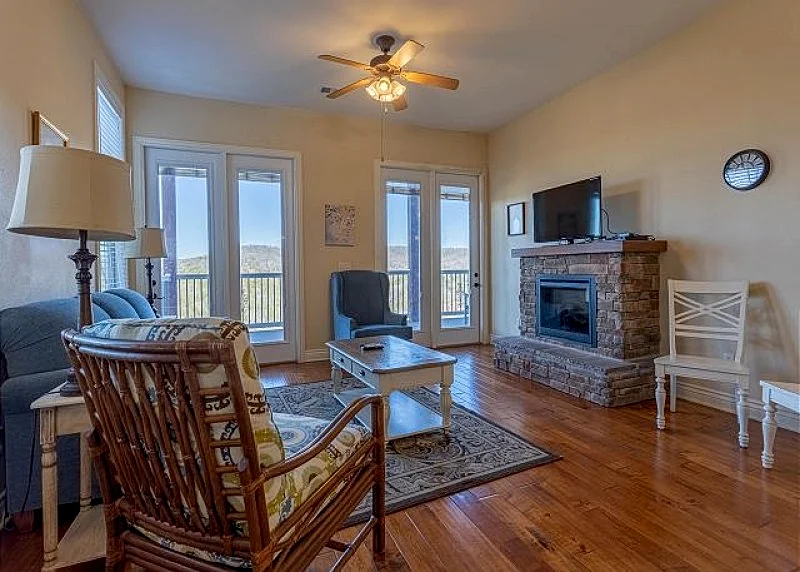 Thrilling Lake Views and Fresh Ozarks Air! Come Find Peace in the Mountains!