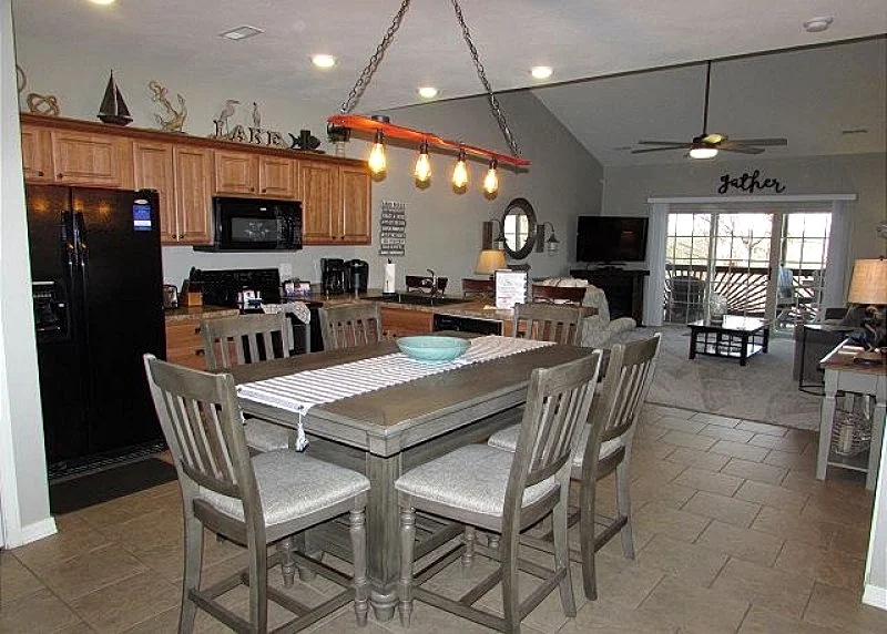 3 BR, 2 Bath Upper Level Condo on Table Rock Lake, Dock Access and fireplace
