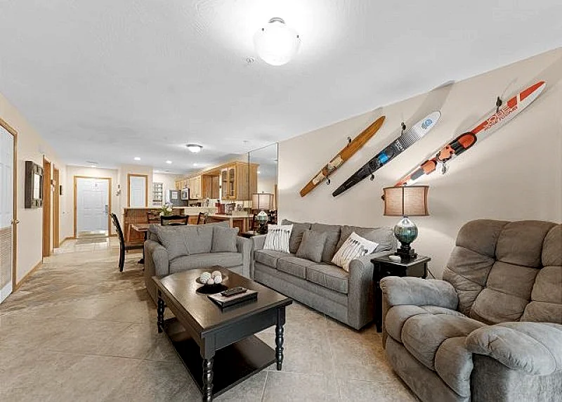 Quiet and Comfortable, 2 Bedroom, 2 Bath, Condo Located at Emerald Pointe!!