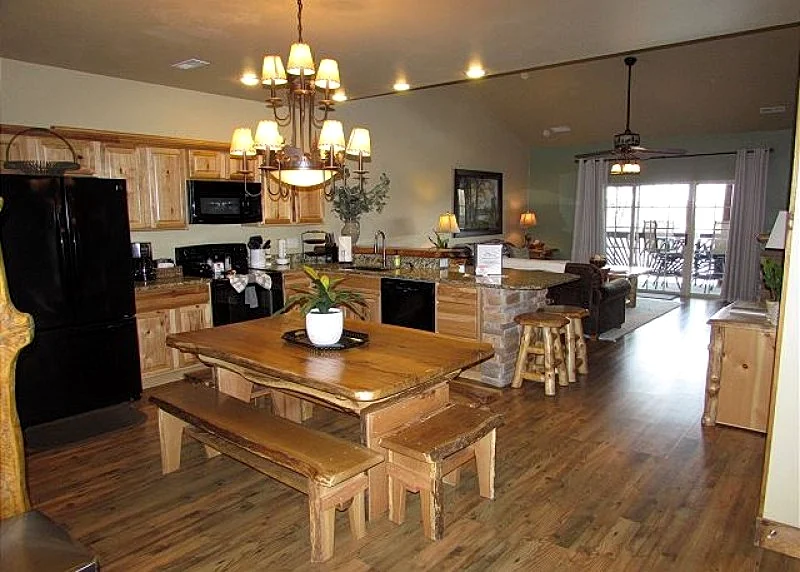 *3 BR, 2 Bath Lodge Cabin on Table Rock Lake with Dock Access