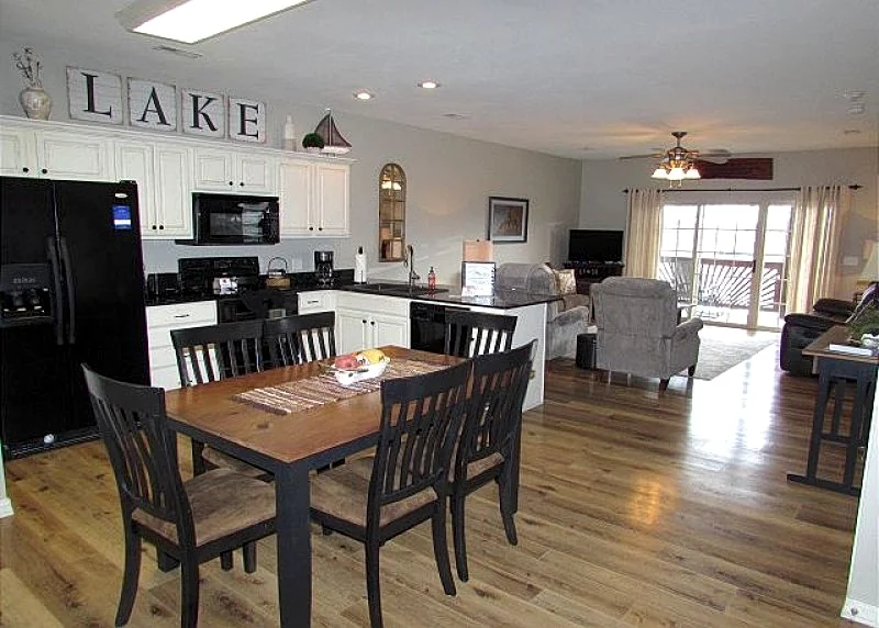 3 BR, 2 Bath Condo on Table Rock Lake with Dock Access